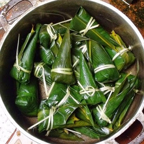 Gạo nếp phải được vo nhiều lần, ngâm vài giờ cho mềm. Lá chuối xé miếng vuông, cuộn lại thành hình chiếc phễu rồi đổ nếp vào bên trong, vỗ nhẹ bên ngoài cho nếp chặt lại, gấp mép lá và dùng lạt mềm buộc bánh. Công đoạn buộc lạt quyết định chất lượng của chiếc bánh. Nếu buộc lạt lỏng quá thì khi nấu bánh sẽ bị vào nước, nhão, không ngon. Nếu buộc lạt chặt quá, hạt nếp sẽ không nở, bánh bị sần, không dẻo và không thơm.