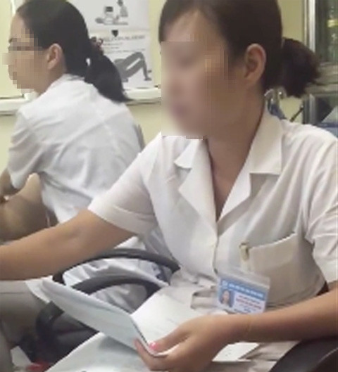 6. Mắng xơi xơi bệnh nhân, điều dưỡng BV Phụ sản Trung ương bị kỷ luật Ngày 4/11, Bộ Y tế thông tin cho biết, BV Phụ sản Trung ương vừa có báo cáo về việc đã xử lý kỷ luật nữ điều dưỡng Nguyễn Thị Hồng Nhung, công tác tại Trung tâm tư vấn sức khỏe sinh sản (SKSS) và kế hoạch hóa gia đình (KHHGĐ) của bệnh viện do có hình ảnh ghi lại người này có thái độ, lời nói chưa đúng chuẩn mực trong giao tiếp với bệnh nhân. Theo đó, Hội đồng quyết định cách chức tổ chức công tác tư vấn SKSS và KHHGĐ đối với viên chức Nguyễn Thị Hồng Nhung, điều chuyển công việc không trực tiếp tiếp xúc với người bệnh. Đồng thời hạ bậc thi đua của Trung tâm tư vấn SKSS và KHHGĐ, không xét công nhận danh hiệu Chiến sĩ thi đua năm 2015 với Giám đốc Trung tâm nơi điều dưỡng Nhung trực tiếp làm việc.