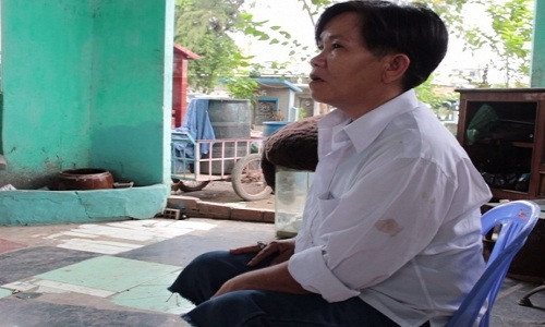 Dung "ba Tàu" kể chuyện đời cùng PV (Ảnh Hà Nguyễn).