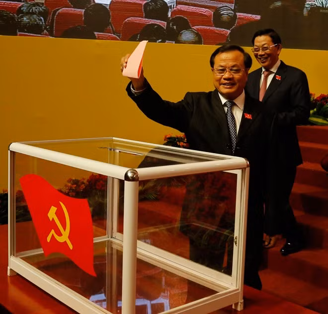 Các đại biểu bỏ phiếu bầu Ban chấp hành khóa mới chiều 1/11. Ảnh: C.K.