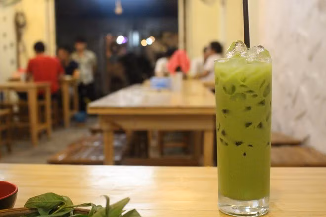 Trà sữa Thái không còn là trào lưu người người đều uống, nhà nhà đều bán song các thương hiệu, hàng quán kinh doanh thức uống này vẫn có lượng khách nhất định. Ảnh: An Huỳnh.