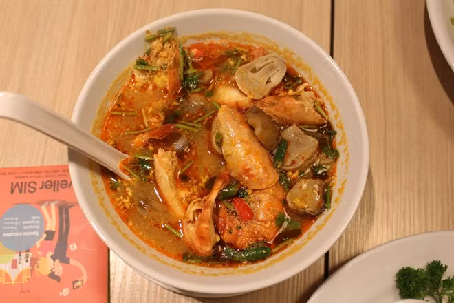 Tomyum: Tại Thái, đây là món canh dùng trong bữa ăn hàng ngày. Món ăn hút khách ở vị chua, cay, thơm của sả, ớt. Ảnh: An Huỳnh.