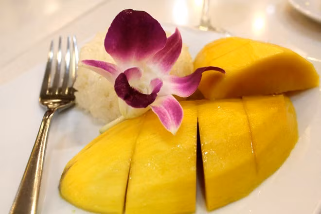 Xôi xoài Thái dễ nấu, dễ chế biến. Bạn không chỉ dễ dàng tìm thấy hàng quán bán mà còn có thể tự nấu cho gia đình. Ảnh: Theironmanchef.