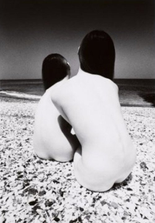 Bức “Song sinh” (1970) được thực hiện bởi nhiếp ảnh gia người Nhật Kishin Shinoyama. Ước giá từ 122-147 triệu đồng.