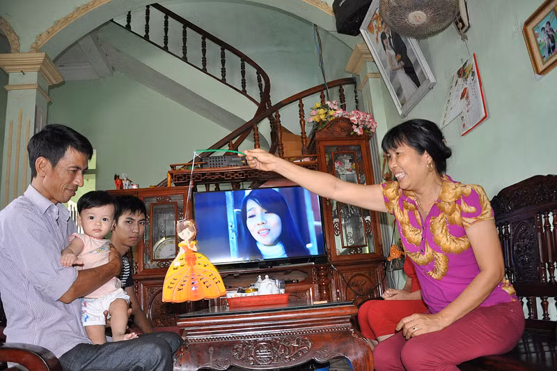 Ngoài công việc quản lý, điều hành trang trại, trả lương cho gần 10 công nhân (khoảng trên dưới 4 triệu đồng/người/tháng), và giúp các hộ dân trong tỉnh làm giàu, vợ chồng ông cũng có một cuộc sống gia đình rất viên mãn, các con ông đều được ăn học thành đạt, và đã lập gia đình.(hình ảnh: Hai vợ chồng ông Miền đang chơi đùa với gia đình người con gái cả).