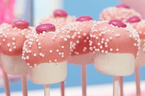 Đồ ngọt. Trong đồ ngọt có nhiều đường, ăn nhiều đồ ngọt như bánh kẹo sẽ làm tăng lượng đường trong máu làm tắc động mạch vành, không chỉ vậy nó còn gây táo bón và tăng phản ứng hậu môn, khiến cho người bệnh dễ dàng bị sa búi trĩ nhanh và nặng hơn, cần phải hạn chế ăn đồ ngọt để đảm bảo bệnh không có cơ hội phát triển.