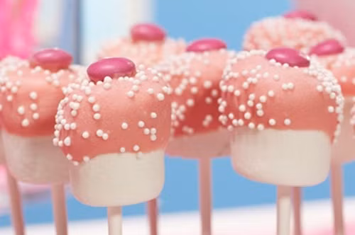 Đồ ngọt. Trong đồ ngọt có nhiều đường, ăn nhiều đồ ngọt như bánh kẹo sẽ làm tăng lượng đường trong máu làm tắc động mạch vành, không chỉ vậy nó còn gây táo bón và tăng phản ứng hậu môn, khiến cho người bệnh dễ dàng bị sa búi trĩ nhanh và nặng hơn, cần phải hạn chế ăn đồ ngọt để đảm bảo bệnh không có cơ hội phát triển.