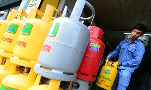 9. Giá gas tăng 17.000 đồng một bình 12 kg Chiều 1/11, các đơn vị đầu mối kinh doanh, phân phối mặt hàng gas tại Tp. Hồ Chí Minh và các tỉnh, thành phía Nam đã công bố giá gas tháng 11/2015 sẽ tăng hơn 1.416 đồng/kg, tương đương khoảng 17.000 đồng/bình 12kg so với tháng trước. Mức giá tăng này sẽ được áp dụng kể từ 7 giờ 30 ngày 2/11/2015.