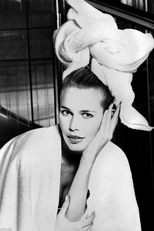 Người mẫu Đức Claudia Schiffer hồi năm 1995. Ảnh chụp bởi nhà thiết kế thời trang nổi tiếng người Đức Karl Lagarfeld. Ước giá từ 24-34 triệu đồng.