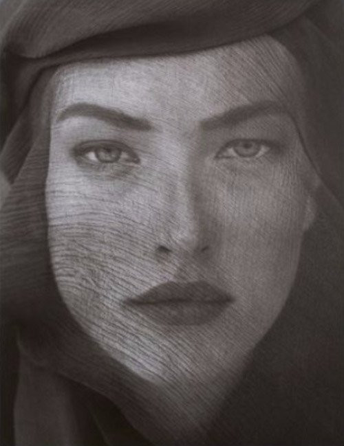 Bức “Tatjana đội khăn voan, cận mặt” (1988) được thực hiện bởi nhiếp ảnh gia người Mỹ Herb Ritts. Ước giá từ 196-245 triệu đồng.