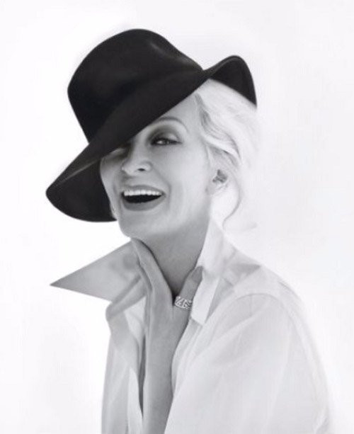 Bức “Người mẫu Mỹ Carmen Dell'Orefice” (2007) thực hiện bởi nhiếp ảnh gia người Ý Amedeo Turello cũng đồng thời là chủ nhân của bộ sưu tập ảnh này. Ước giá từ 73-98 triệu đồng.