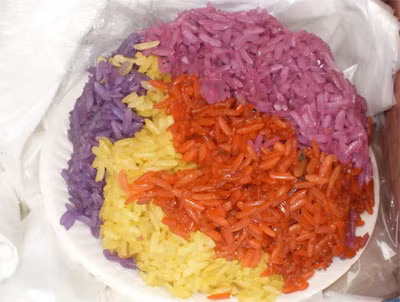 5. Xôi thập cẩm. Cũng giống như nhiều dân tộc khác, thường ngày, người Dao ở Thái Nguyên ăn cơm tẻ, những lúc gia đình có công việc: Lễ tết, vào nhà mới, nhờ anh em cấy giúp hoặc vào vụ thu hoạch, người Dao thường nấu xôi.