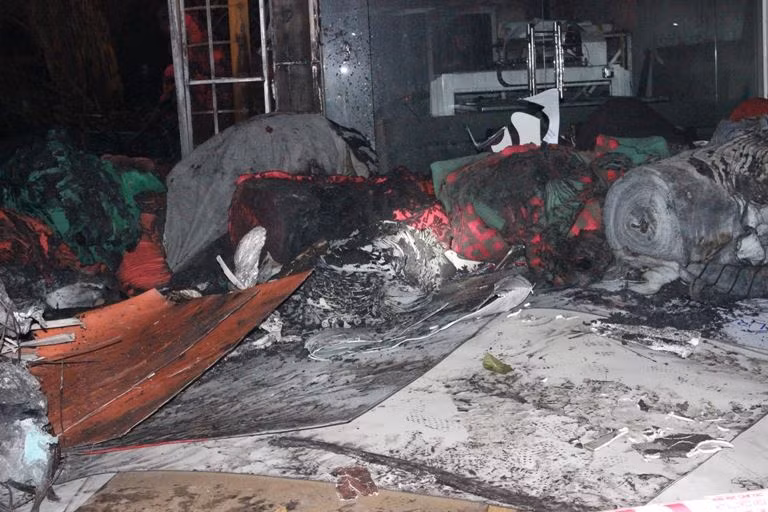 Trước đó, thông tin từ TX Đông Triều cho biết, vào khoảng 20h45 ngày 14/11, tại khu vực đối diện cây xăng Ánh Dương, gần ngã tư mỏ Mạo Khê, TX. Đông Triều đã xảy ra vụ cháy một cửa hàng nội thất.