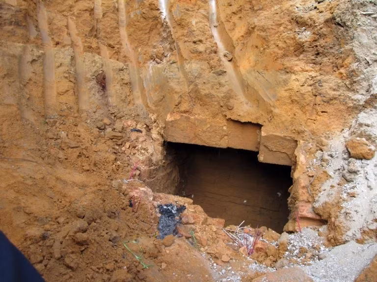 Ngôi mộ cổ được phát hiện khi nhóm thợ đào móng thi công bờ kè. Ảnh Hải Ninh.