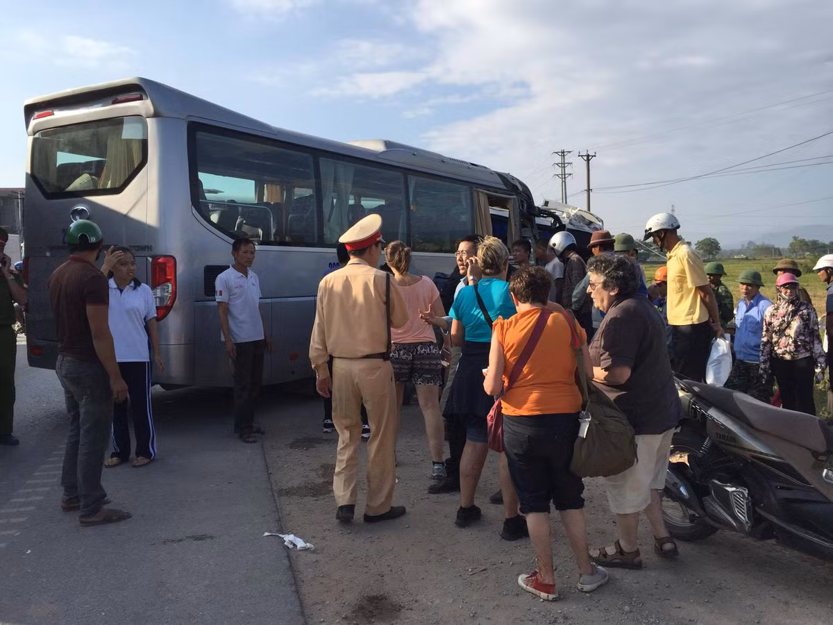 Nhiều hành khách nước ngoài hoảng loạn.