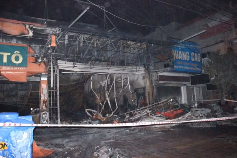 Liên quan đến vụ cháy cửa hàng nội thất ở Quảng Ninh chuyên may bạt đệm Tùng Hằng (phường Mạo Khê, Thị xã Đông Triều, tỉnh Quảng Ninh) vào khoảng 20h45 ngày 14/11 mà Kiến Thức đã đưa tin, sáng 15/11, Phó chủ tịch Thường trực UBND tỉnh Quảng Ninh, ông Đặng Huy Hậu đã đi kiểm tra và chỉ đạo công tác khắc phục thiệt hại vụ cháy.