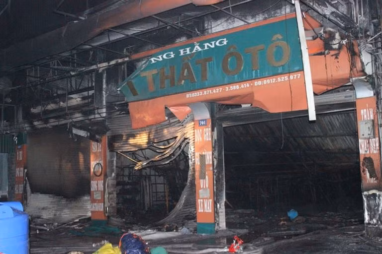 Ngay sau khi xảy ra vụ việc, lãnh đạo TX Đông Triều đã có mặt tại hiện trường chỉ đạo các lực lượng dập tắt đám cháy. Địa phương đã huy động lực lượng chữa cháy tại chỗ từ 10 đơn vị quân sự, doanh nghiệp trên địa bàn, đồng thời huy động lực lượng PCCC số 4 của tỉnh từ TP Uông Bí đến ứng cứu. Đến khoảng 22h, đám cháy đã cơ bản được khống chế trong phạm vi cửa hàng Tùng Hằng, không gây thiệt hại về người cũng như tài sản đối với những ngôi nhà lân cận.