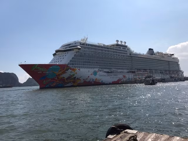 Tàu biển Genting Dream thuộc Tập đoàn Du lịch tàu biển Genting Hong Kong và Hãng tàu biển Dream Cruise Line (Malaysia).