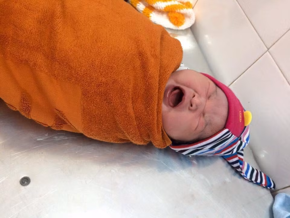 San phu dang di xe may thi tro da, de con luon ben duong-Hinh-2