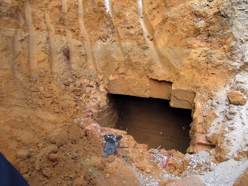 Trong đó, một ngôi mộ đã bị phá hủy một phần mái vòm và có chứa nhiều rác thải bên trong do người dân không biết đã đổ vào từ trước đây.