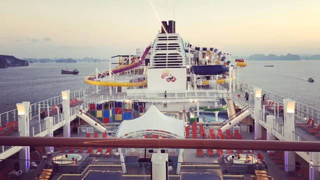 Chi phí đầu tư đóng con tàu này vào khoảng 1 tỷ USD. Giá thuê mỗi phòng ở trên tàu thấp nhất là 1.080 USD/ngày đêm, giá cao nhất là hơn 2.000 USD/ngày đêm.