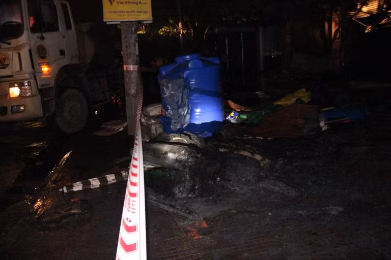 Cảnh hoang tàn sau vụ cháy trong đêm có siêu trăng.