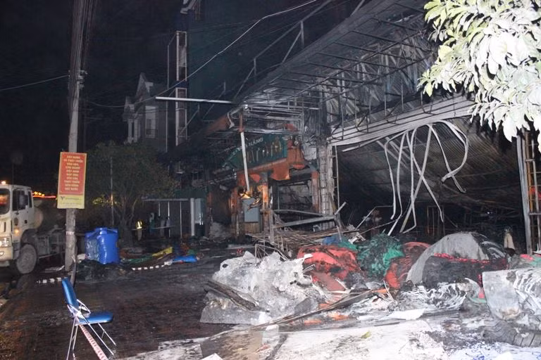 Sau khi đám cháy được dập tắt hoàn toàn, Lãnh đạo thị xã Đông Triều đã chỉ đạo và yêu cầu Công an thị xã cùng lãnh đạo phường Mạo Khê và các lực lượng chức năng tổ chức bảo vệ hiện trường phục vụ công tác điều tra, làm rõ nguyên nhân xảy ra vụ cháy.