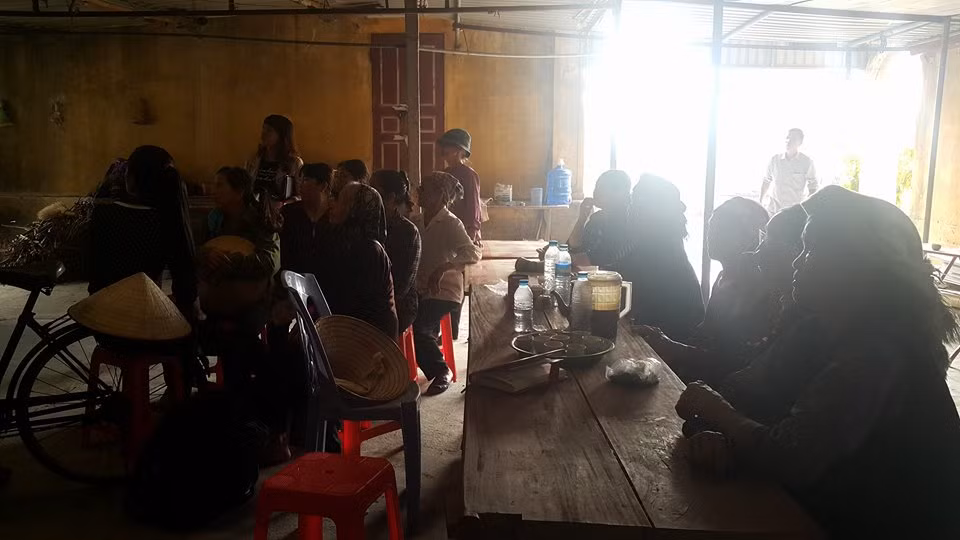 Sáng 17/11, người dân vẫn kéo đến nơi xảy ra vụ việc để nắm bắt thông tin.