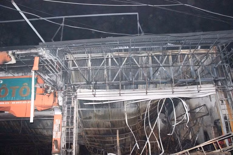 Thông tin ban đầu về thiệt hại cho thấy, toàn bộ tài sản trong xưởng cùng một ô tô, một xe máy hiệu SH đã bị thiêu rụi, thiệt hại ước tính khoảng 10 tỷ đồng. 