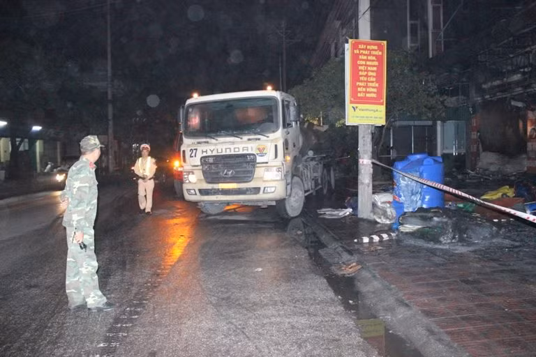 Lực lượng chức năng điều tra làm rõ nguyên nhân vụ cháy.