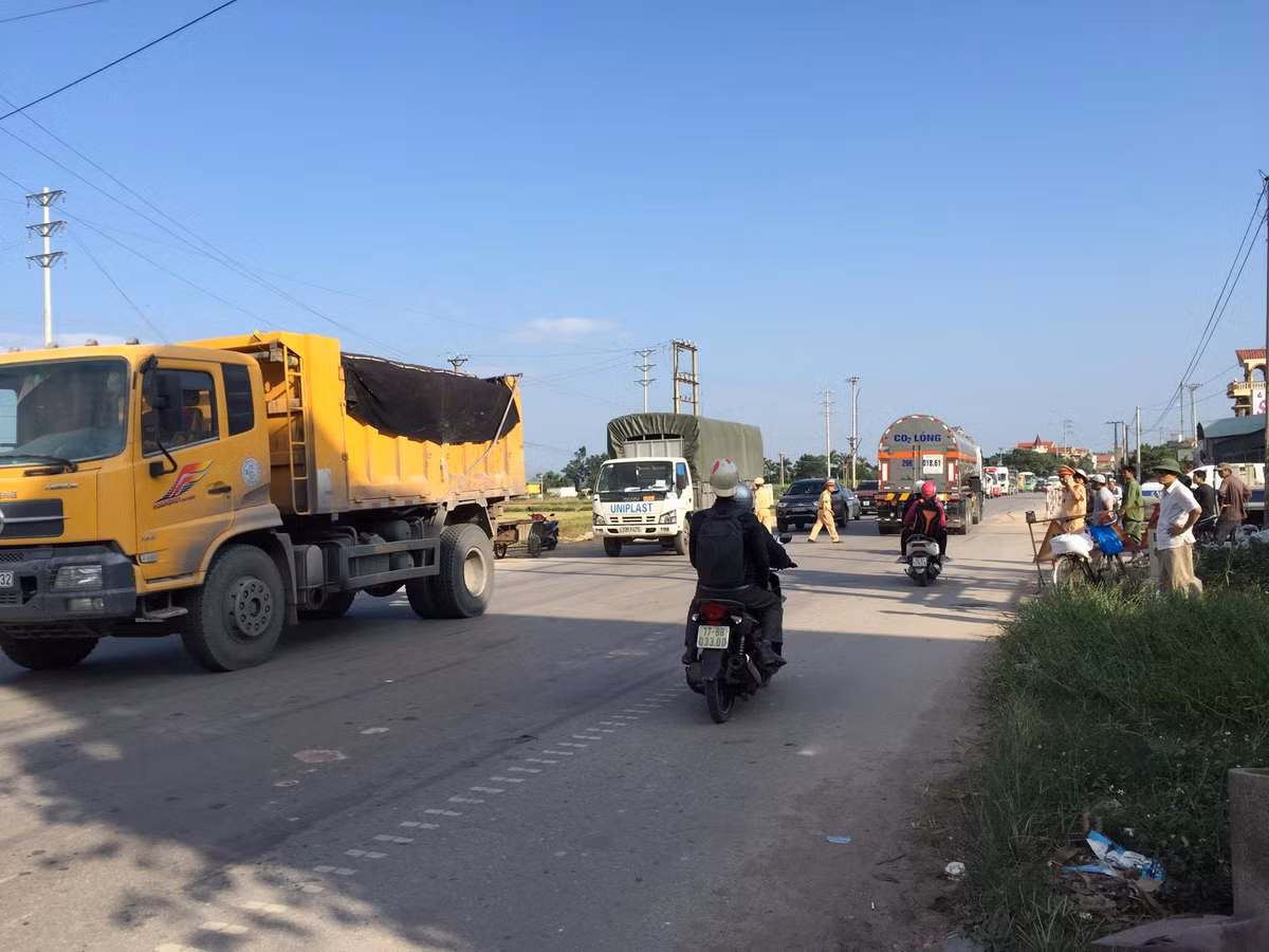 CSGT phân làn đường.