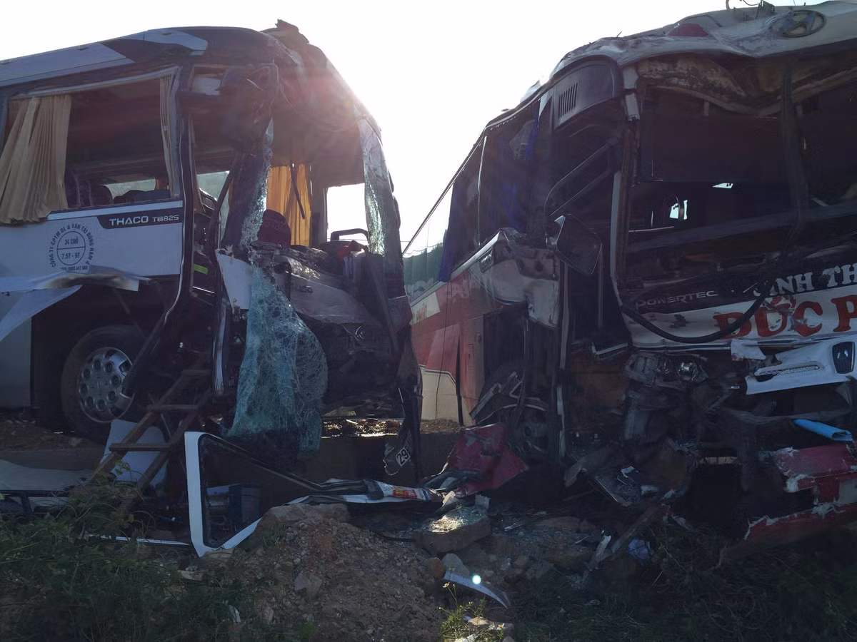 Đầu hai xe bị hư hỏng nặng.