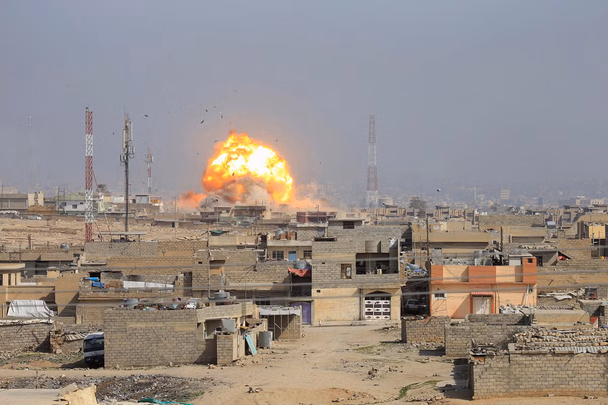 Một vụ nổ rung trời sau cuộc không kích ở quận al-Mamoun, thành phố Mosul hôm 1/3/2017. Ảnh The Atlantic