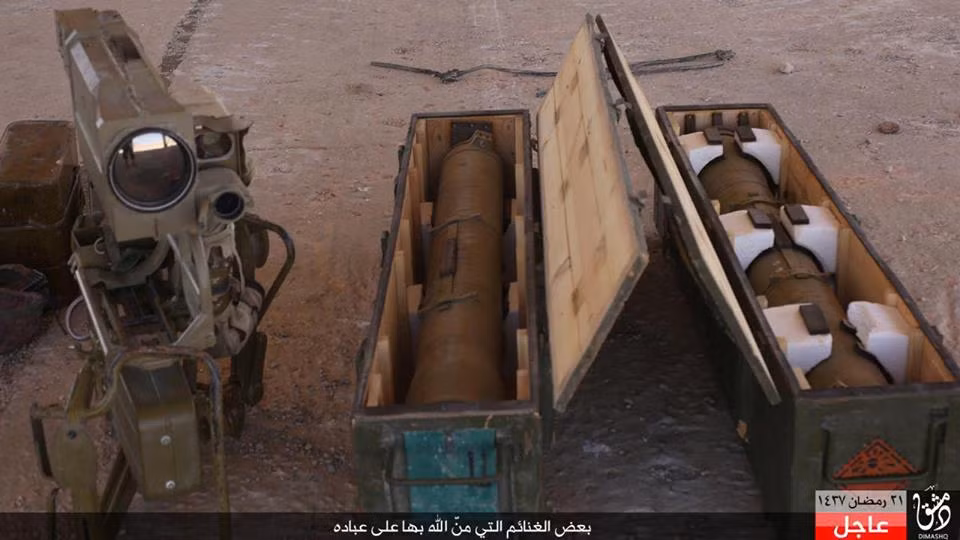 Một số trang mạng Ả Rập mới đây đăng tải hình ảnh cho thấy có ít nhất hai quả đạn cùng một bệ phóng tổ hợp tên lửa chống tăng Konkurs-M đã rơi vào tay phiến quân IS. Tất nhiên, “người” đánh mất không ai khác chính là các binh sĩ Quân đội Syria.