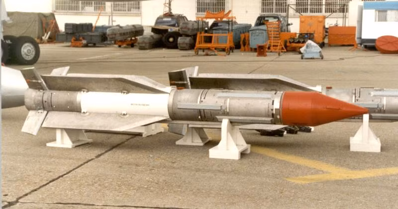 R-33 nặng tới 490kg, lắp đầu nổ nặng 47,5kg, tầm bắn 120 (mẫu năm 1981) và tăng lên tới 304km với phiên bản cải tiến năm 2012, trang bị đầu tự dẫn radar chủ động pha cuối cùng hệ dẫn quán tính. Radar Zaslon trên MiG-31 cho phép dẫn cùng lúc 4 quả R-33 để tiến công 4 mục tiêu.