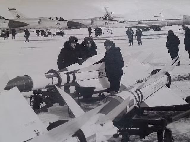 Trong ảnh là những quả tên lửa không đối không "khổng lồ" Bisnovat R-4 (NATO gọi là AA-5) được thiết kế dành riêng cho máy bay tiêm kích đánh chặn lớn nhất lịch sử Tu-28 của Không quân Liên Xô.