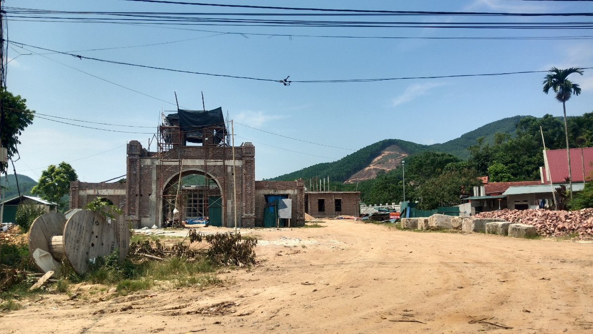 Dong Hy, Thai Nguyen: Ai khai thac “dat lau” xung quanh khu vuc den Da Thien?