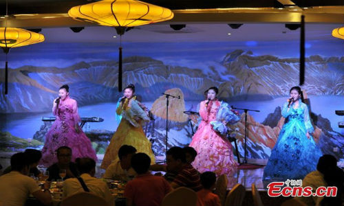 Hát, múa là những hoạt động lạ và thú vị trong những nhà hàng Triều Tiên ở Trung Quốc.