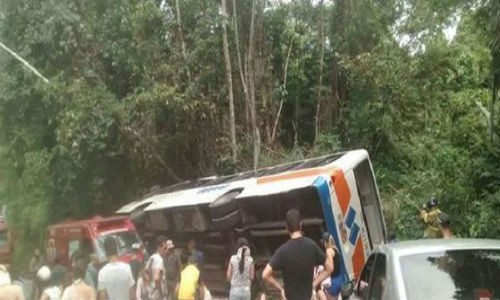 Hiện trường vụ tai nạn xe buýt ở Brazil khiến hàng chục người thương vong.