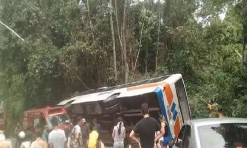 Hiện trường vụ tai nạn xe buýt ở Brazil khiến hàng chục người thương vong.