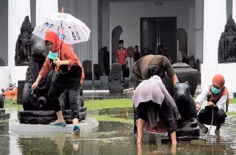 Cơ quan quản lý thảm họa quốc gia cho biết họ đã gửi 28 đợt hàng cứu trợ gồm thực phẩm và các đồ dùng thiết yếu trong khi cảnh sát đã huy động 2.000 người giúp cư dân thủ đô sơ tán và bảo vệ các tài sản bị bỏ lại.