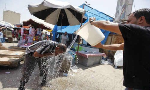 Một trong những cách giải nhiệt ngày nắng mùa hè của người dân tại thủ đô Baghdad, Iraq ngày 30/7.