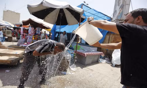 Một trong những cách giải nhiệt ngày nắng mùa hè của người dân tại thủ đô Baghdad, Iraq ngày 30/7.