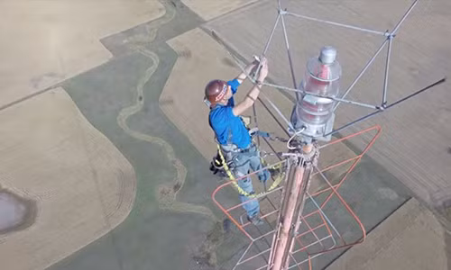 Ron nguoi man thay bong den tren dinh thap cao 500m
