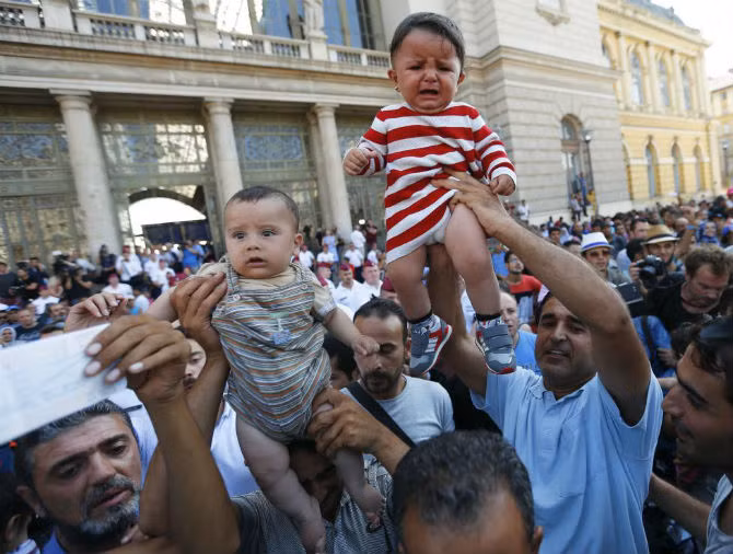 Di dân tập trung bên ngoài nhà ga ở Budapest, Hungary ngày 1/9.