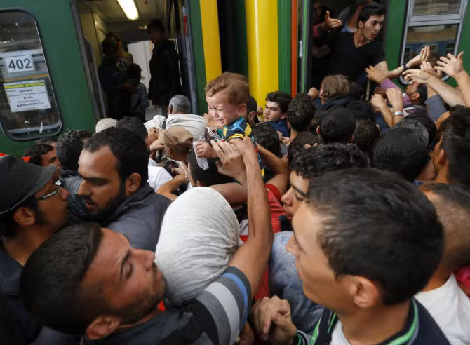 Di dân đổ xô lên một con tàu ở nhà ga Keleti, Budapest, Hungary ngày 3/9/2015.