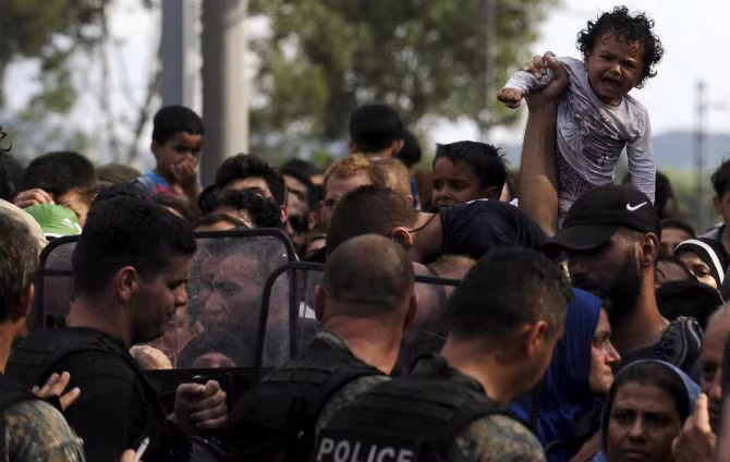 Một em nhỏ khóc thét ở biên giới giữa Macedonia và Hy Lạp ngày 21/8.