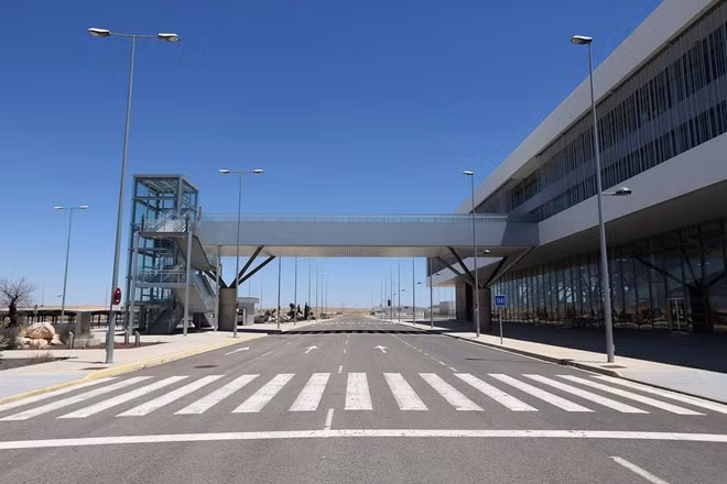 Cảnh hoang vắng tại sân bay vốn được xây dựng để phục vụ 10 triệu lượt khách mỗi năm.