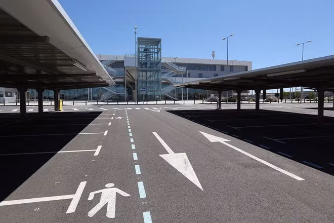 Theo Europa Press, sân bay này sẽ được bán ở mức giá 6.900 bảng Anh (khoảng 10.000 euro) cho một tập đoàn Trung Quốc. Giao dịch sẽ diễn ra vào tháng 9 nếu không có công ty khác đưa mức giá cao hơn.