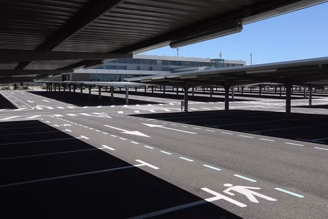 Tuy nhiên, sân bay này không hoạt động từ khi khai trương năm 2008. Nó là minh chứng cho sự bất cẩn trong chi tiêu của chính phủ Tây Ban Nha sau khi công ty chủ quản của sân bay phá sản năm 2012.